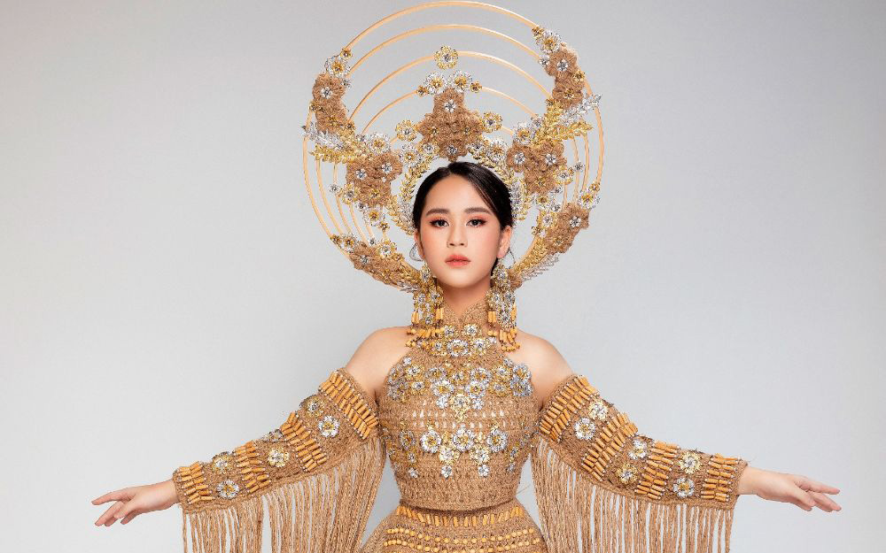Vũ Huyền Diệu trình diễn trang phục “Việt Nam- Rừng vàng biển bạc” tại Miss Eco Teen International
