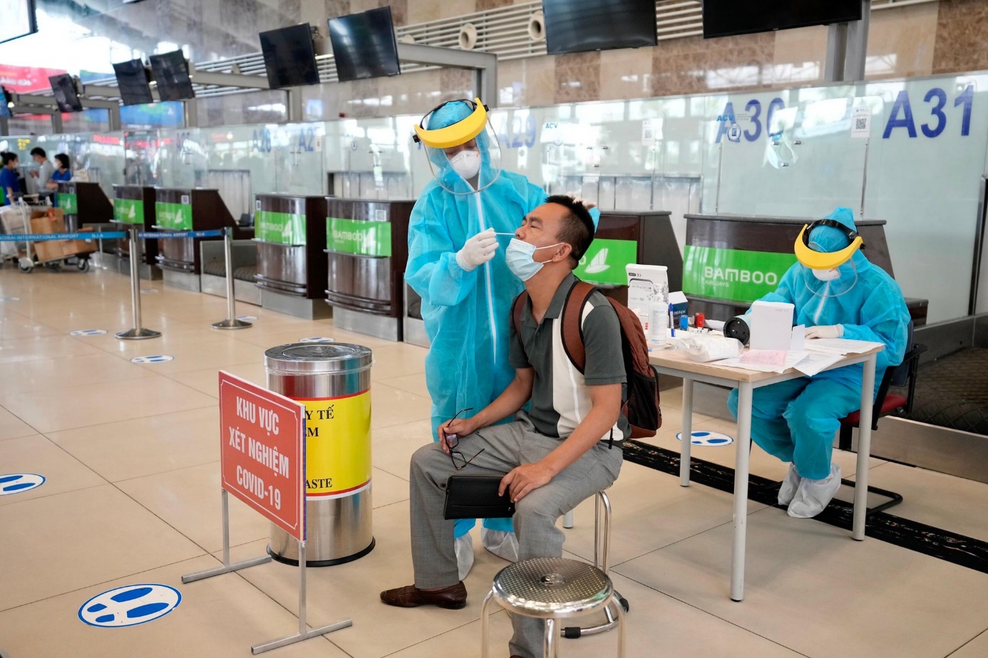 Bỏ yêu cầu xét nghiệm với khách đi máy bay chưa tiêm vắc xin