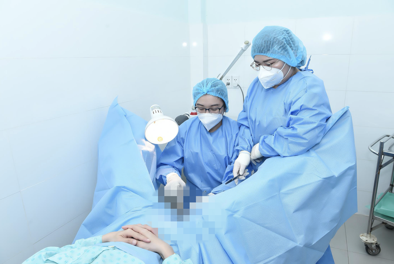 Đi spa thu nhỏ “cô bé” đón Tết, người phụ nữ ở TPHCM thủng âm đạo nặng nề