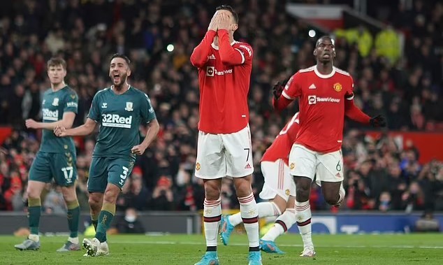 Ronaldo bị châm chọc vì hỏng phạt đền