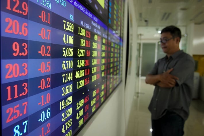 Cổ phiếu ngân hàng lao dốc, VN-Index giảm gần 30 điểm