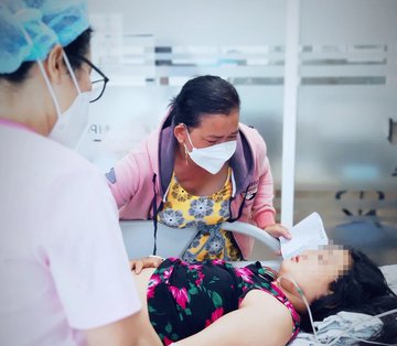 Bé gái 13 tuổi nguy kịch do uống quá nhiều nước ngọt và bánh kẹo