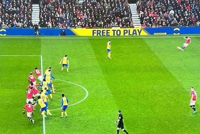 CĐV mỉa mai trình độ đá phạt của Man Utd