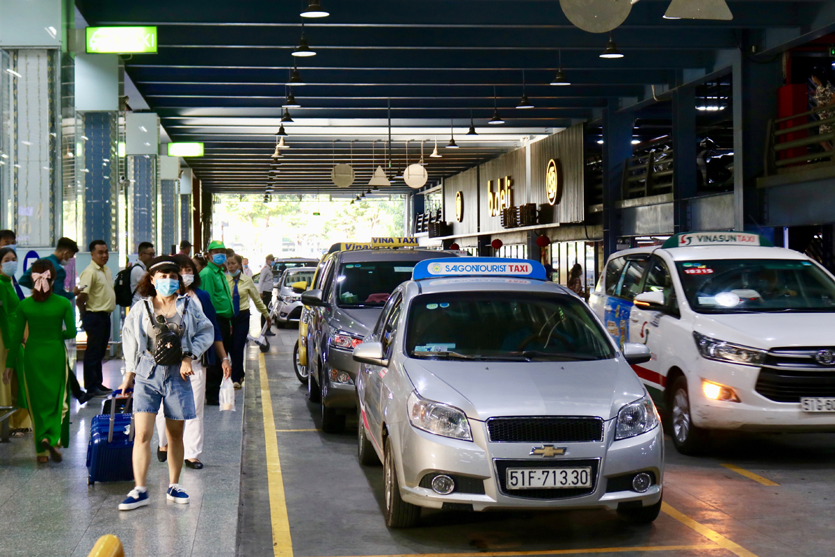 Bộ GTVT yêu cầu xử nghiêm nạn taxi ép giá ở sân bay Tân Sơn Nhất