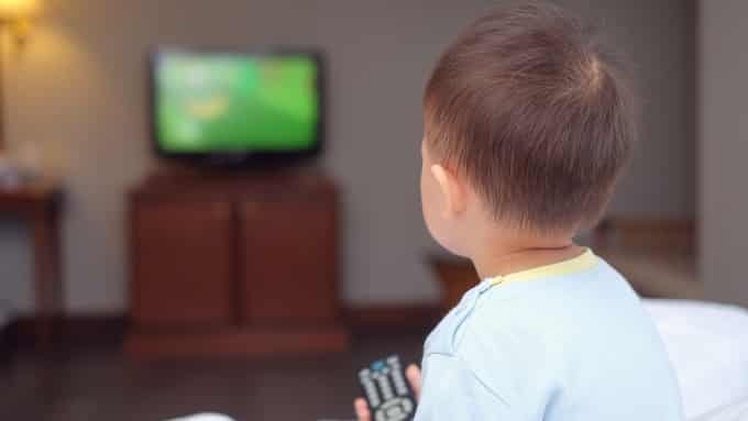 Trẻ sơ sinh xem điện thoại làm tăng nguy cơ tự kỷ