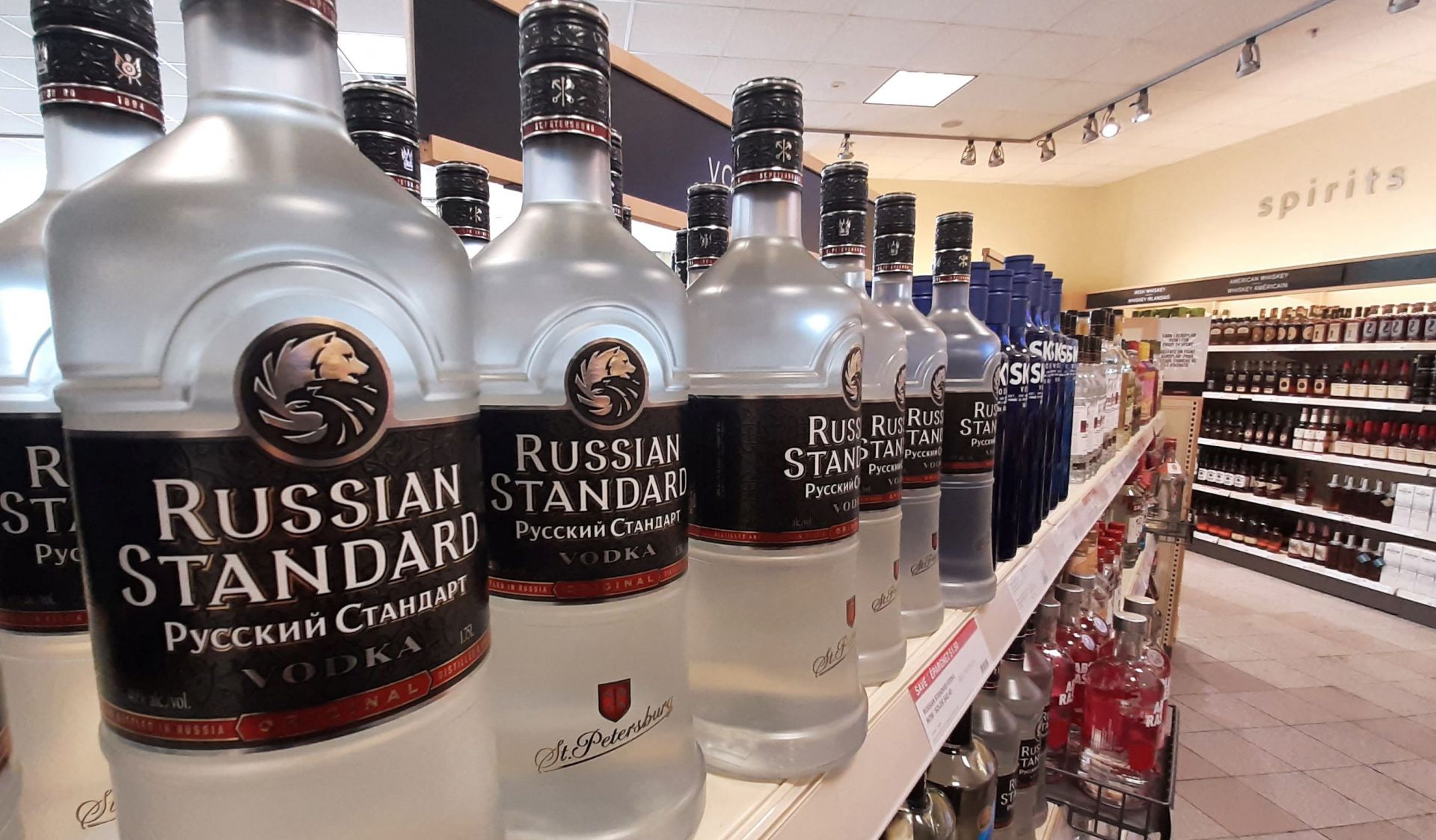 Vodka Nga bị vạ lây ở Bắc Mỹ