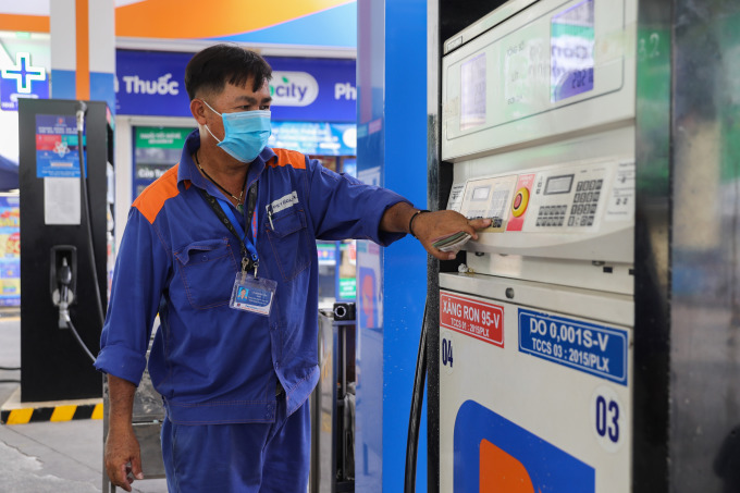 Thủ tướng yêu cầu nghiên cứu giảm thuế với xăng, dầu