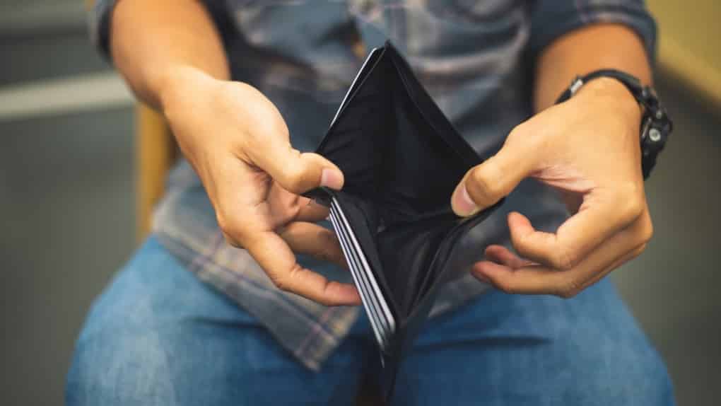 8 hành động ‘ném tiền qua cửa sổ’