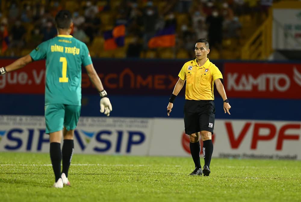 HLV Hải Phòng chê trình độ trọng tài V-League