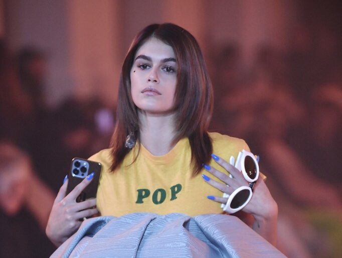 Con gái Cindy Crawford diễn thời trang cùng mẹ