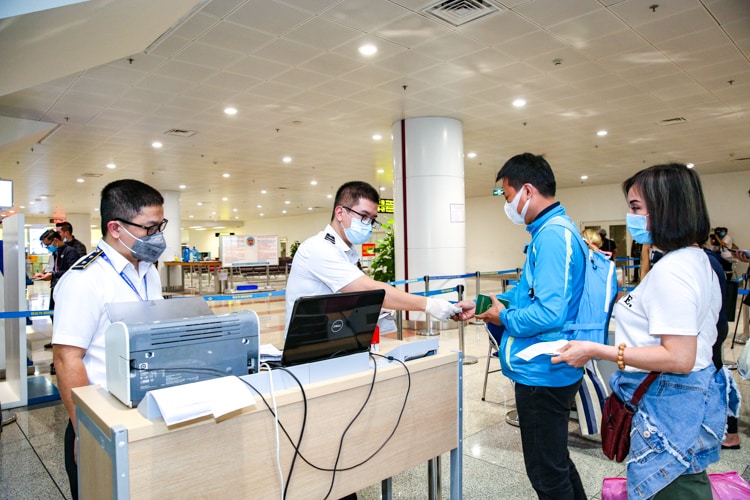 Người nhập cảnh không phải cách ly nếu có xét nghiệm âm tính