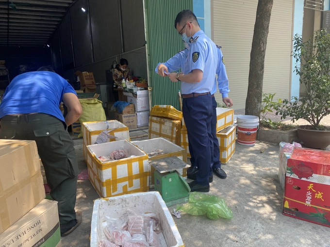 Ninh Bình phát hiện nhiều mặt hàng thực phẩm nhập lậu tại 1 cơ sở kinh doanh