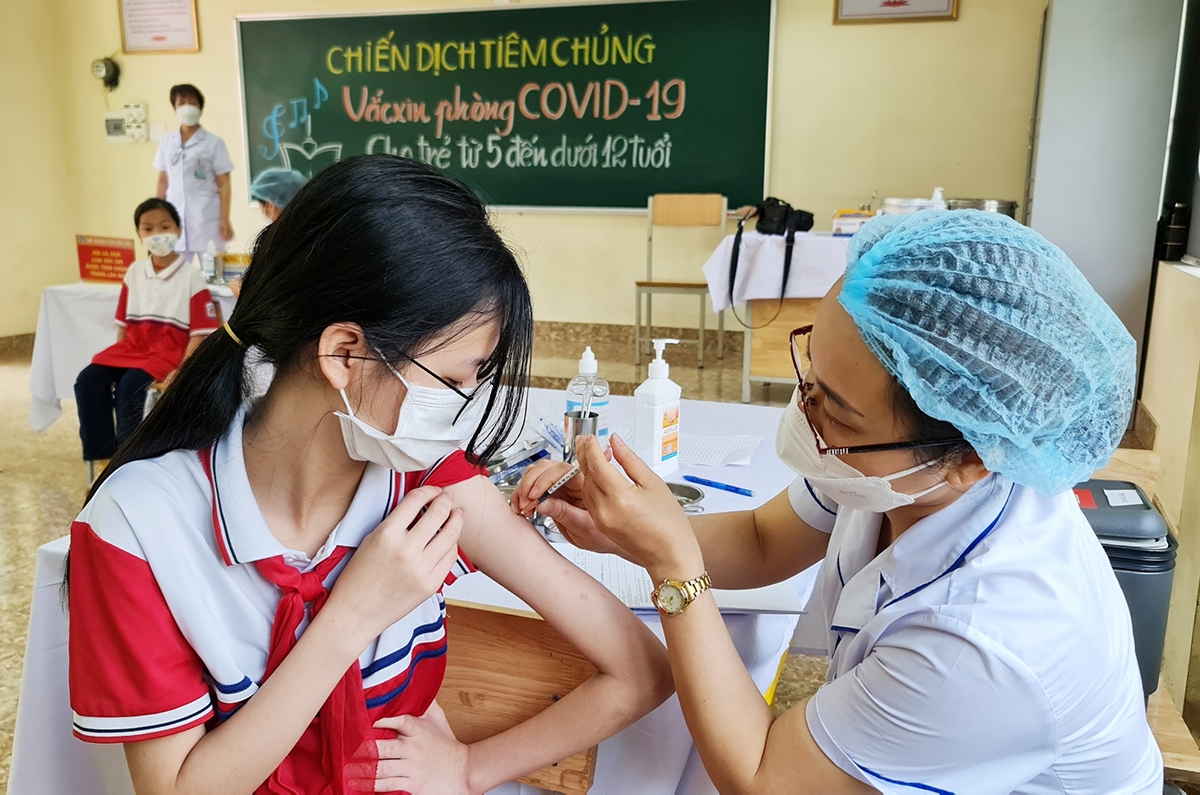 Trẻ không nên vận động mạnh sau khi tiêm vaccin Covid-19