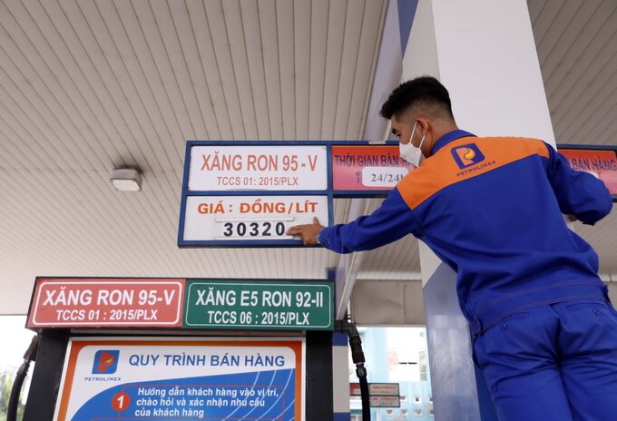 Giá xăng giảm 830 đồng/lít từ 15h chiều ngày 12/4