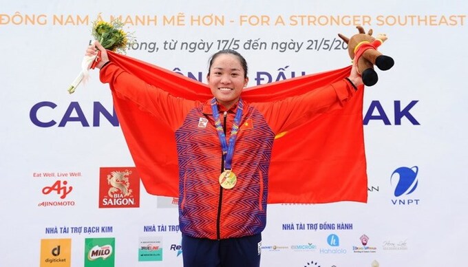 VĐV Nguyễn Thị Hương mang về huy chương vàng ở bộ môn đua thuyền Canoeing tại SEA Games 31