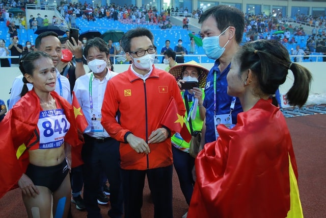 Phó Thủ tướng Vũ Đức Đam thăm, động viên các VĐV thi đấu tại SEA Games 31
