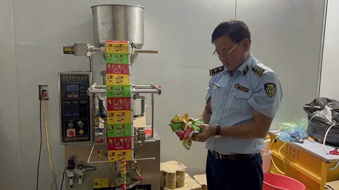 Hà Nội phát hiện và thu giữ hàng trăm thùng kẹo Trung Quốc hô biến thành kẹo Nhật Bản