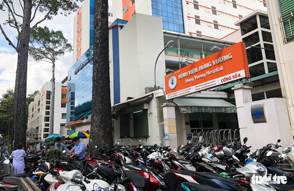 Nhiều bãi xe tự phát lấn chiếm cổng bệnh viện ở TP.HCM
