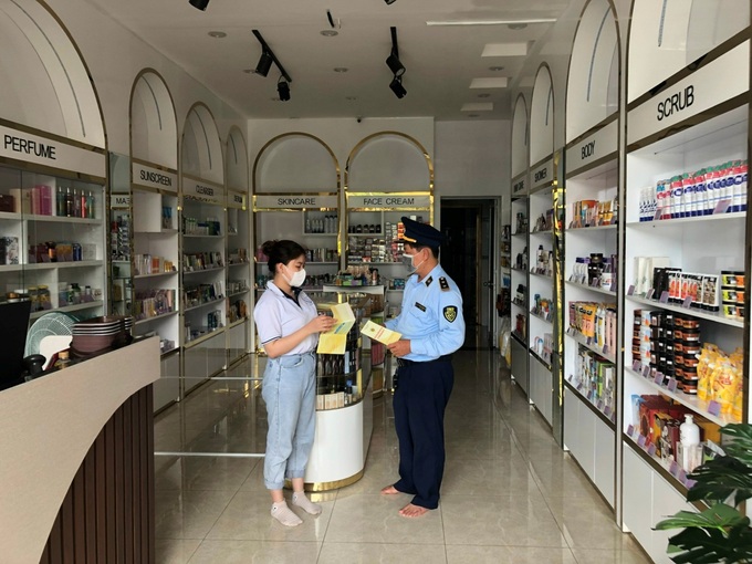 Tước quyền sử dụng giấy phép, chứng chỉ hành nghề kể cả trong trường hợp vi phạm lần đầu về nhãn hàng hóa