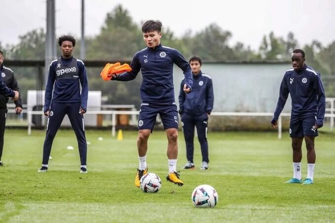 Quảng Hải ra sân trận giao hữu giữa Pau FC gặp Landes FC