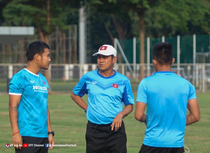 U19 Việt Nam có buổi tập nhẹ để chuẩn bị cho trận gặp U19 Thái Lan