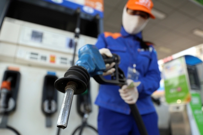 Giá xăng đồng loạt giảm hơn 3.000 đồng từ 0h ngày 11/7/2022