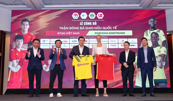 Trận đấu giao hữu giữa đội tuyển Việt Nam và CLB Borussia Dortmund diễn ra vào 19h00 ngày 30/11