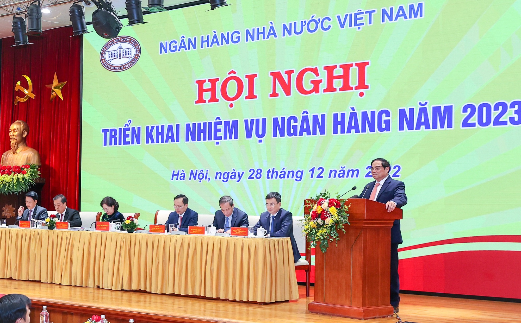 Thủ tướng: Bảo đảm an ninh tiền tệ, an toàn hệ thống và thanh khoản ngân hàng thông suốt trong mọi tình huống