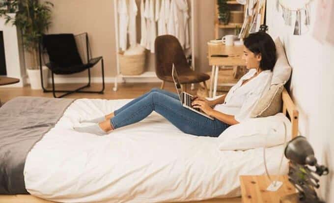 Vì sao không nên làm việc trên giường ngủ?