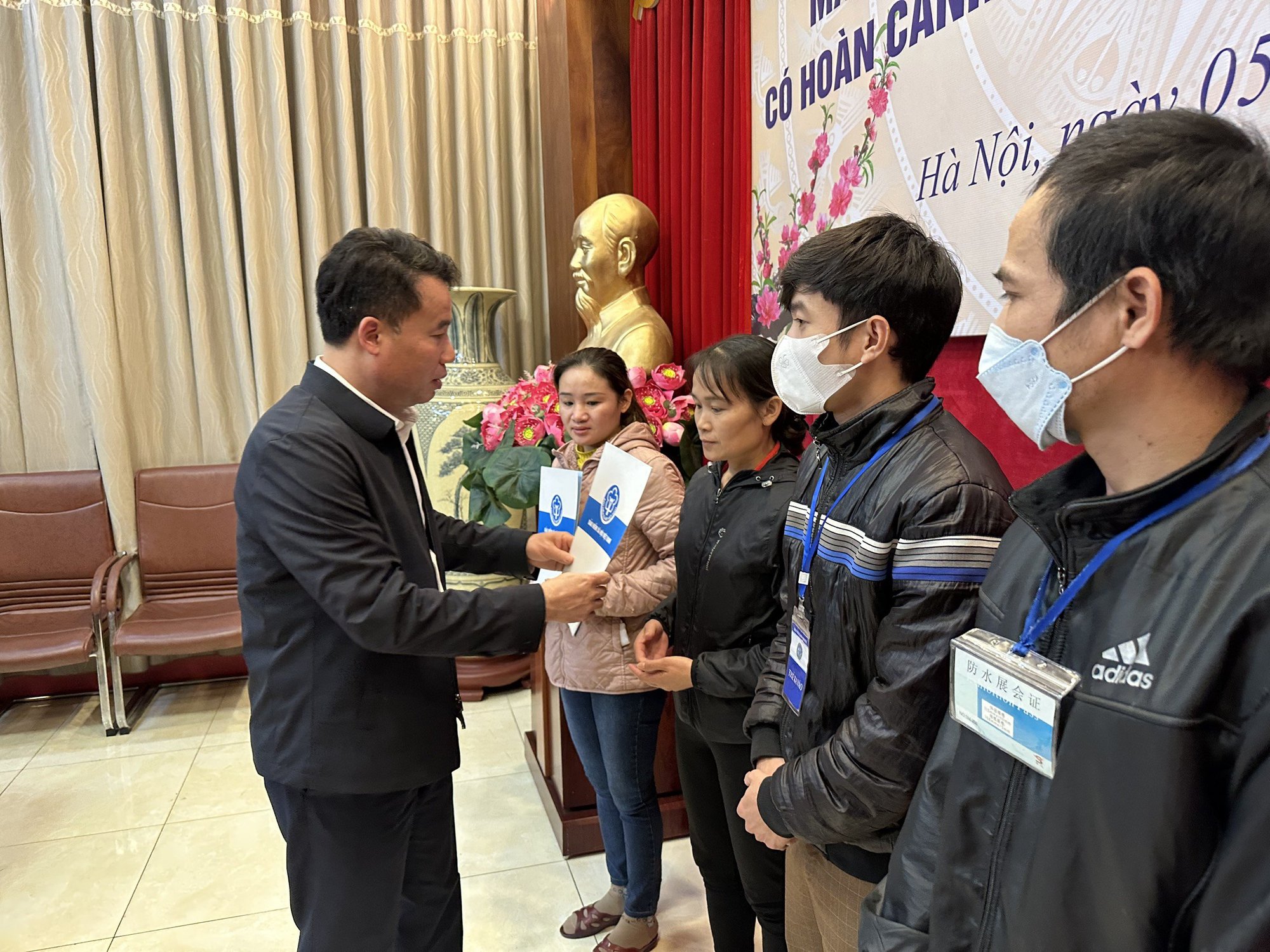 Mang Tết ấm đến với bệnh nhân có hoàn cảnh khó khăn