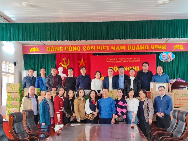 Tạp chí Người Xây dựng tặng quà Tết cho đồng bào nghèo và công nhân xây dựng gặp khó khăn