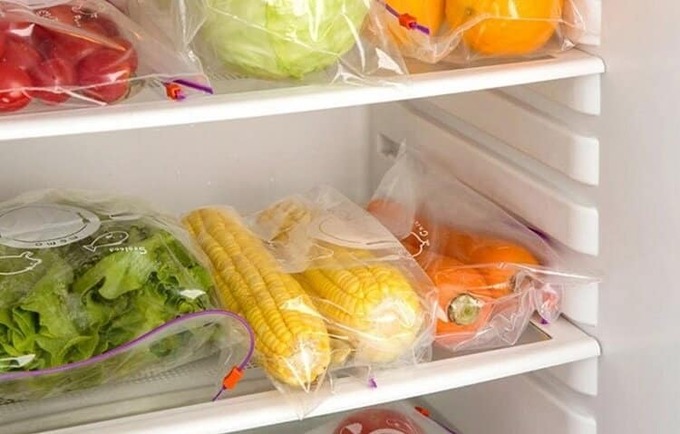 Để trực tiếp túi ni lông đựng thực phẩm vào tủ lạnh gây ra nhiều tác hại với sức khỏe