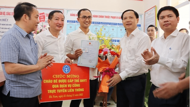 Bắt đầu cấp giấy khai sinh và thẻ BHYT cùng lúc cho trẻ dưới 6 tuổi