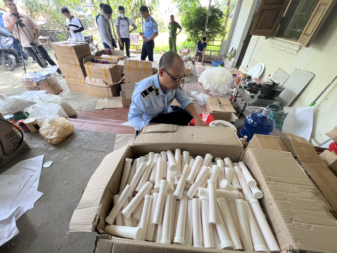 Hà Nội phát hiện gần 12.000 lọ thực phẩm chức năng giả được “ra lò” tại 1 căn nhà cấp 4 ẩm thấp