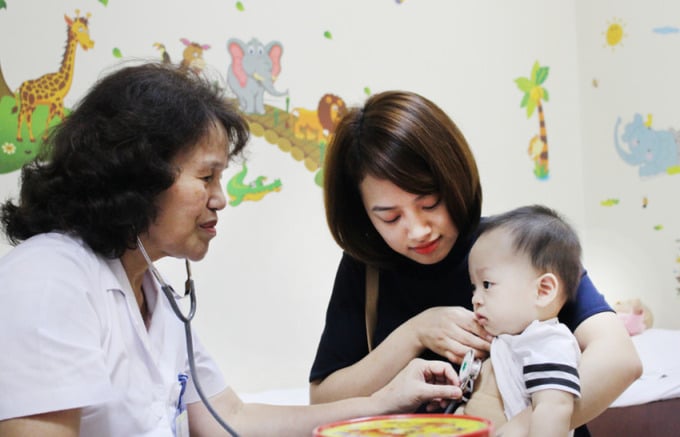Bộ Y tế ban hành tài liệu “Hướng dẫn về khám sức khỏe định kỳ cho trẻ em dưới 24 tháng tuổi” được áp dụng trên phạm vi toàn quốc