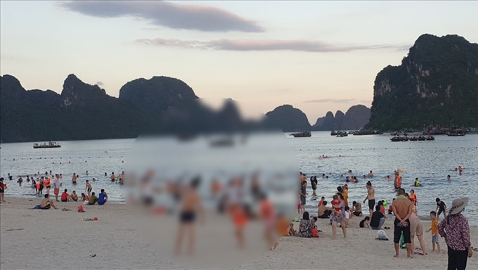 Quảng Ninh: Một người đàn ông đột quỵ ngay tại bãi biển khi đang trông 2 con tắm biển