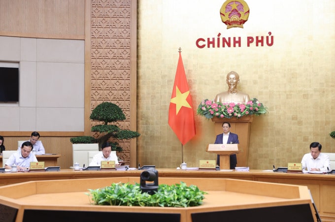Thủ tướng chỉ đạo khẩn trương báo cáo lộ trình cải cách tiền lương, đề xuất tăng lương tối thiểu cho công nhân lao động