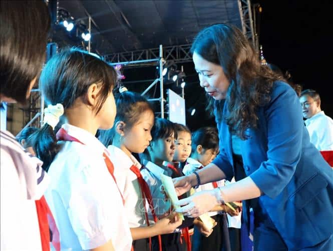 Phó Chủ tịch nước vui ‘Hội trăng rằm’ với thiếu nhi các dân tộc tại Đắk Lắk