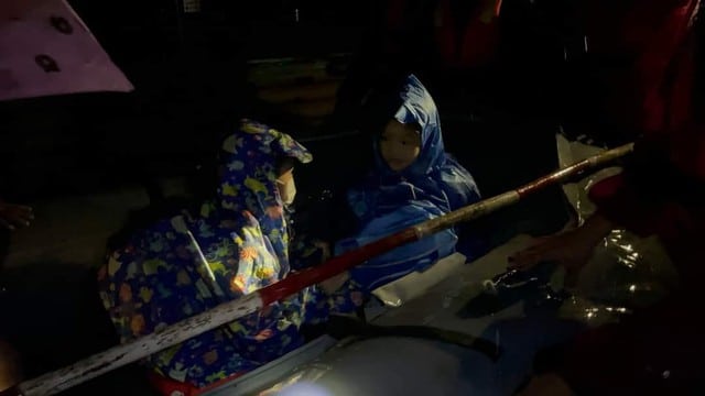 Lực lượng vũ trang ứng cứu người dân tại ‘rốn lũ’ Đà Nẵng