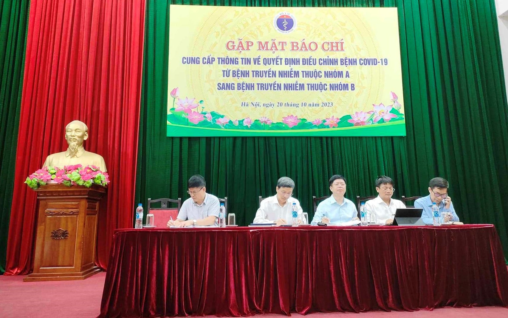 Từ ngày 20/10, người mắc COVID-19 không được khám, chữa bệnh miễn phí