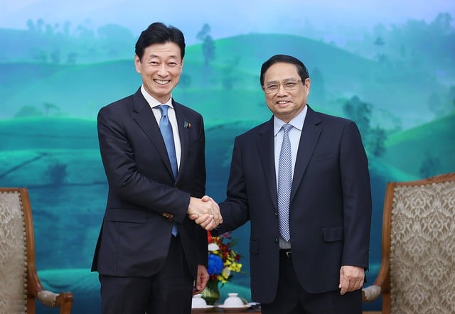 Thủ tướng Chính phủ Phạm Minh Chính tiếp Bộ trưởng Bộ Kinh tế, Thương mại và Công nghiệp Nhật Bản Nishimura Yasutoshi