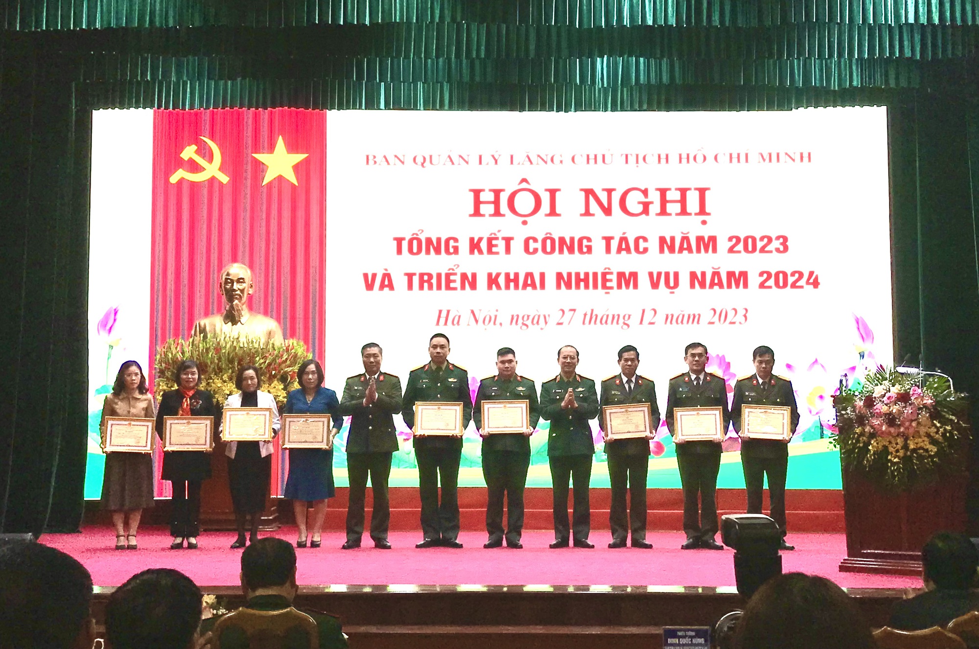 Đón tiếp, phục vụ chu đáo hơn 2,2 triệu đồng bào và khách quốc tế vào Lăng viếng Bác