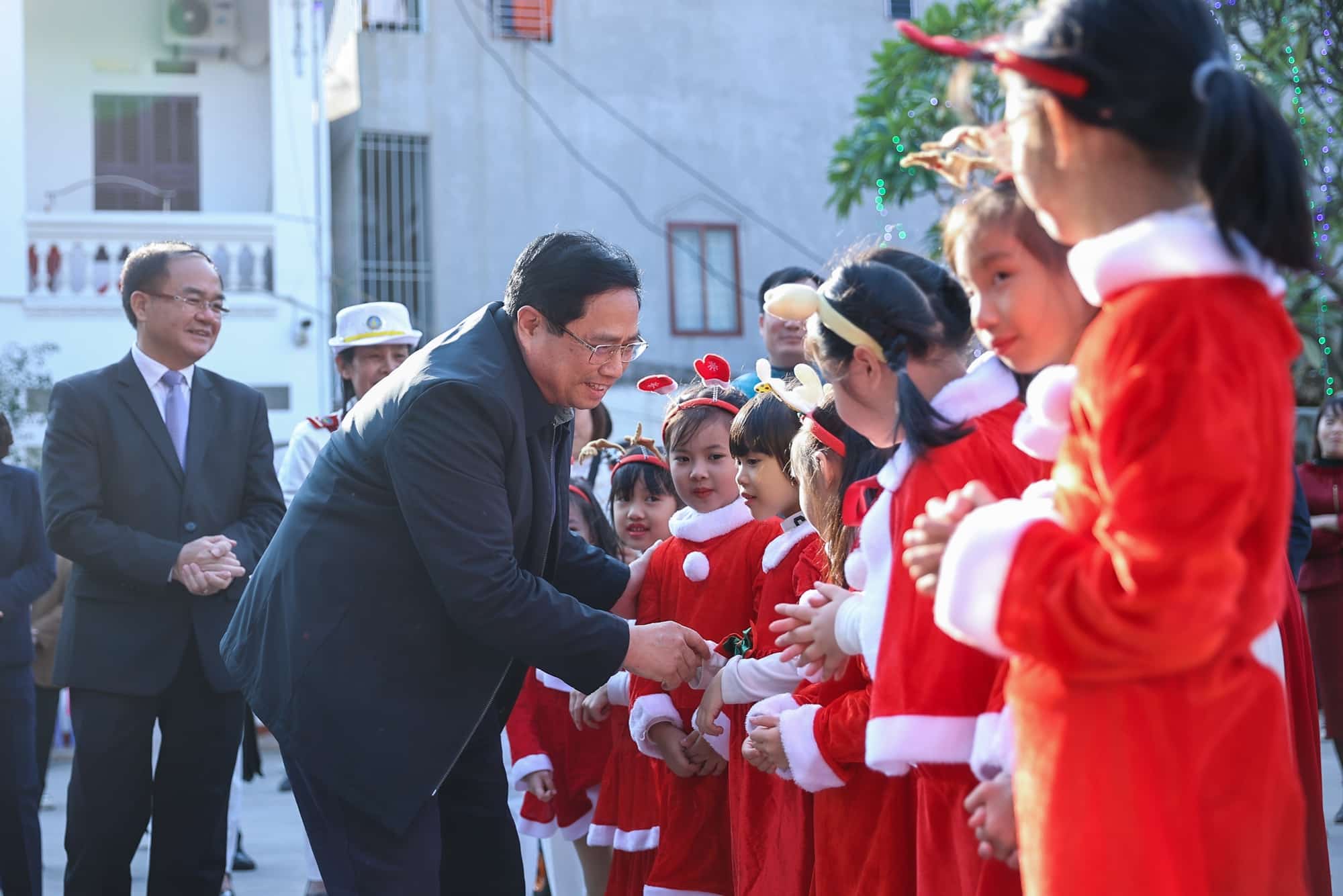 Thủ tướng chuyển lời chúc mừng Giáng sinh của Tổng Bí thư Nguyễn Phú Trọng tới đồng bào Công giáo