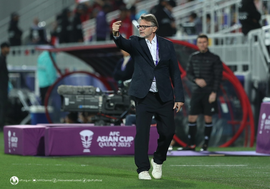 Huấn luyện viên Philippe Troussier và các học trò chia sẻ sau trận thua 0-1 đội tuyển Indonesia