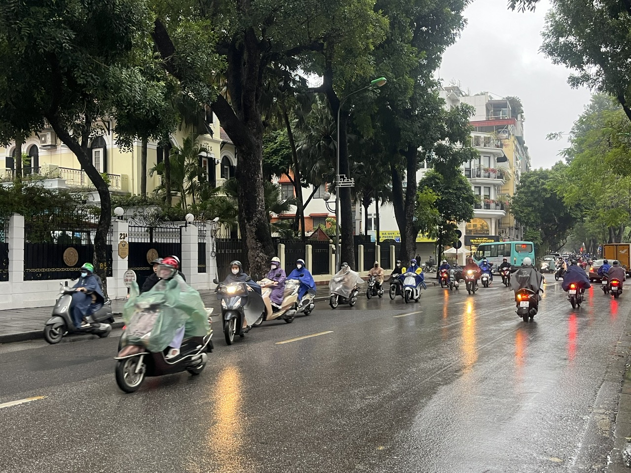 Bắc Bộ mưa rét kèm nồm ẩm, Nam Bộ nắng nóng