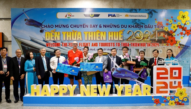 Các địa phương miền Trung đón du khách ‘xông đất’