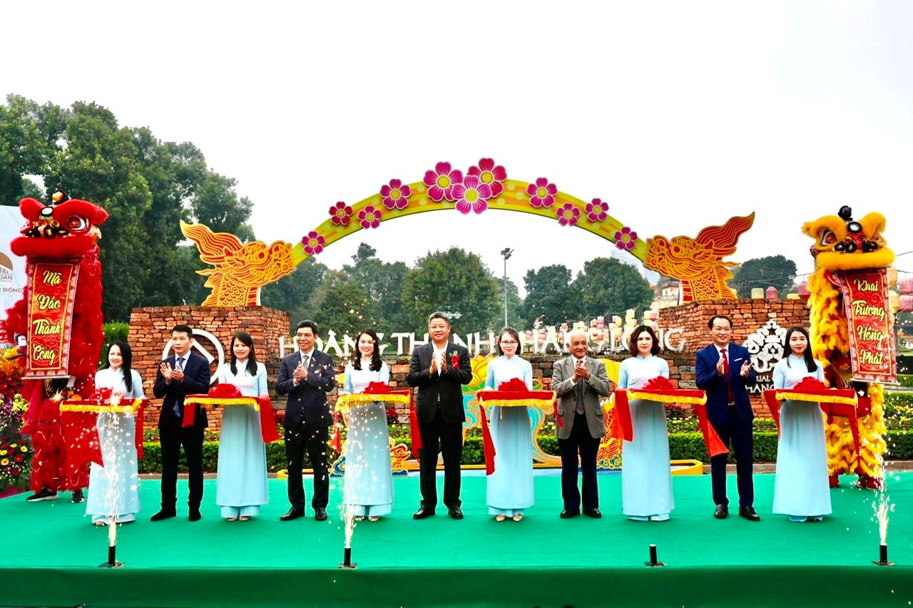 Khai trương tuyến xe điện kết nối Hoàng thành Thăng Long và Phố cổ Hà Nội