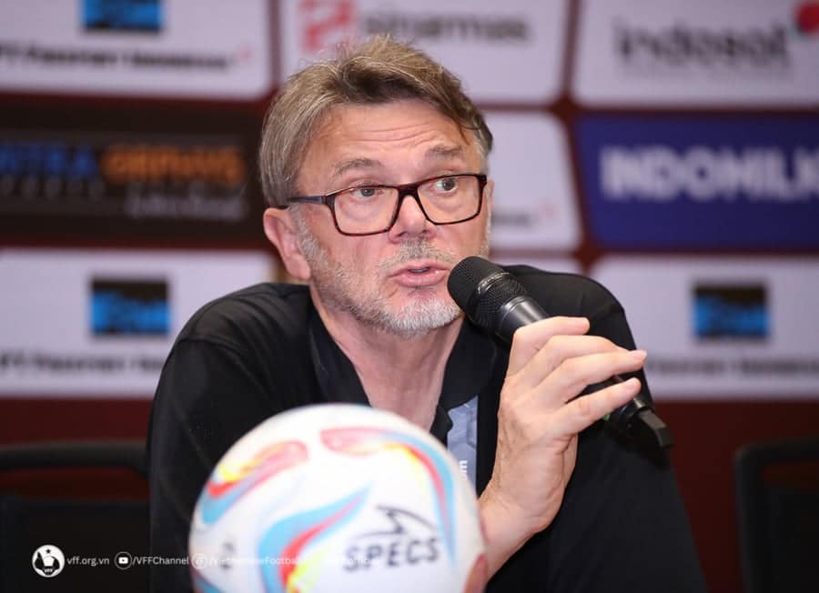HLV Philippe Troussier động viên các học trò sau trận thua đội tuyển Indonesia