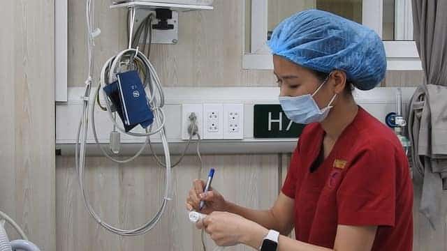 Bộ Y tế khen thưởng nữ điều dưỡng cấp cứu bệnh nhân ngừng tim tại 1 nhà hàng ở Đà Nẵng