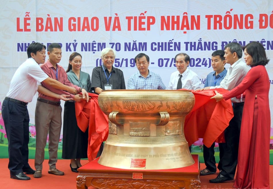 Trao tặng Trống đồng cho tỉnh Điện Biên nhân kỷ niệm 70 năm Chiến thắng Điện Biên Phủ